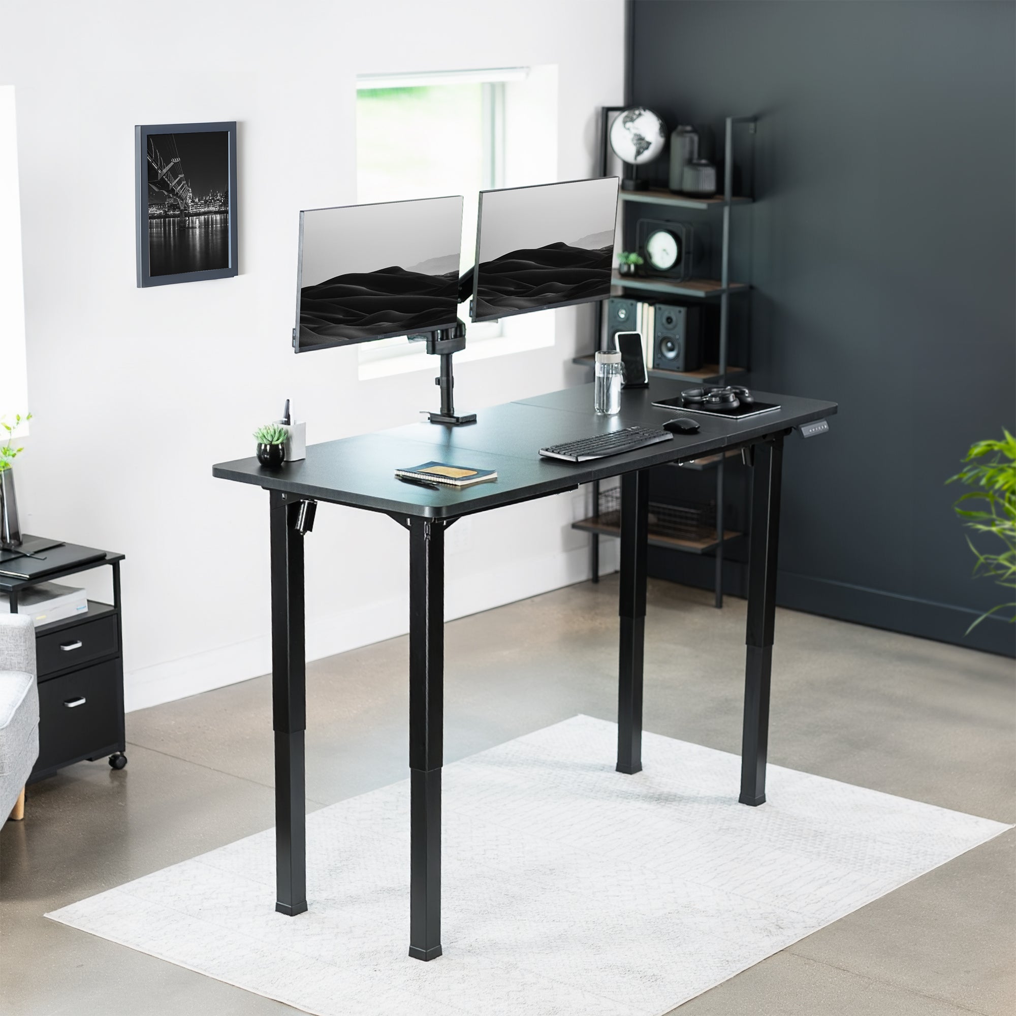 Heavy-duty electric desk with sturdy 4-leg design. Height adjustment with 3-setting memory controller for an active workstation.