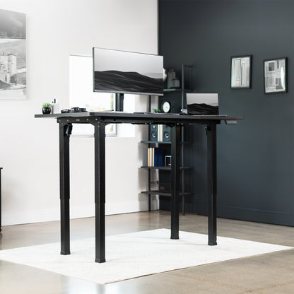 Heavy-duty electric desk with sturdy 4-leg design. Height adjustment with 3-setting memory controller for an active workstation.